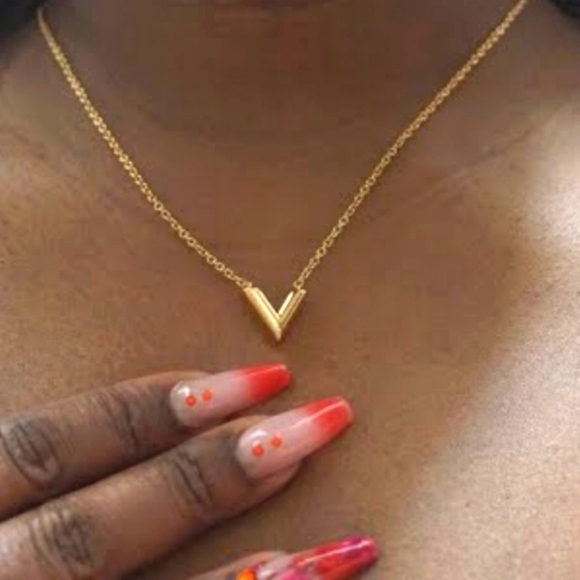 Louis Vuitton ✨️ Essentials V Necklace Gold - Picture 9 of 17